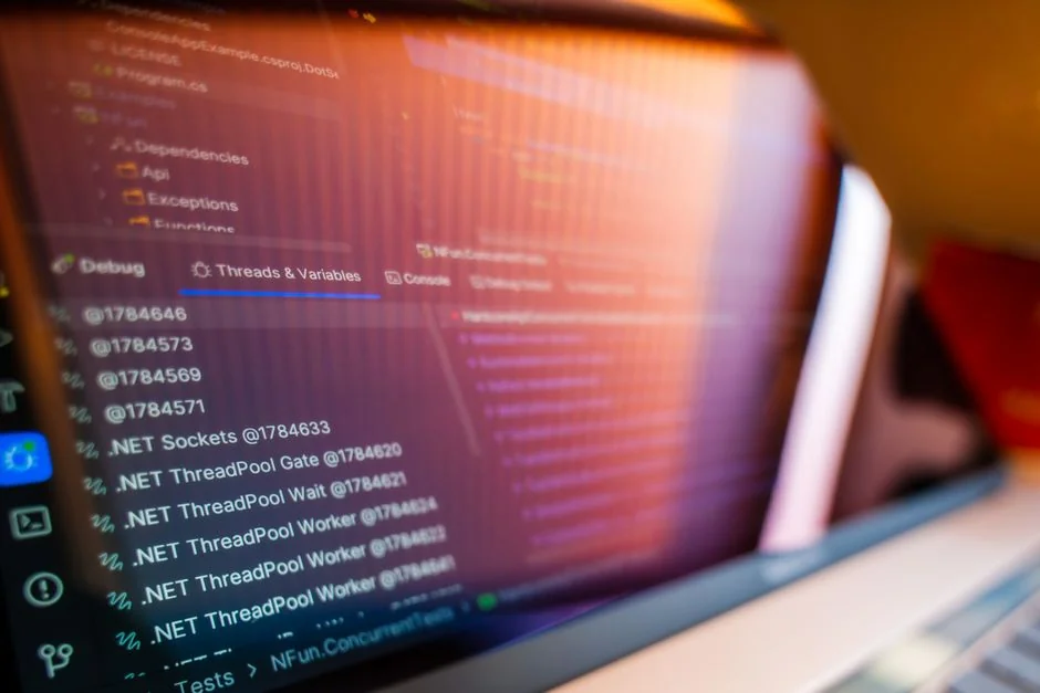 why-choose-us Une personne utilisant un ordinateur portable pour parcourir des sites de photos de stock. Travail en freelance dans un cadre chaleureux.