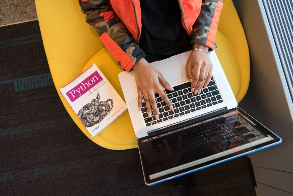 Un espace de travail moderne présentant un ordinateur portable, une tablette et des smartphones, parfait pour un usage technologique et freelance.